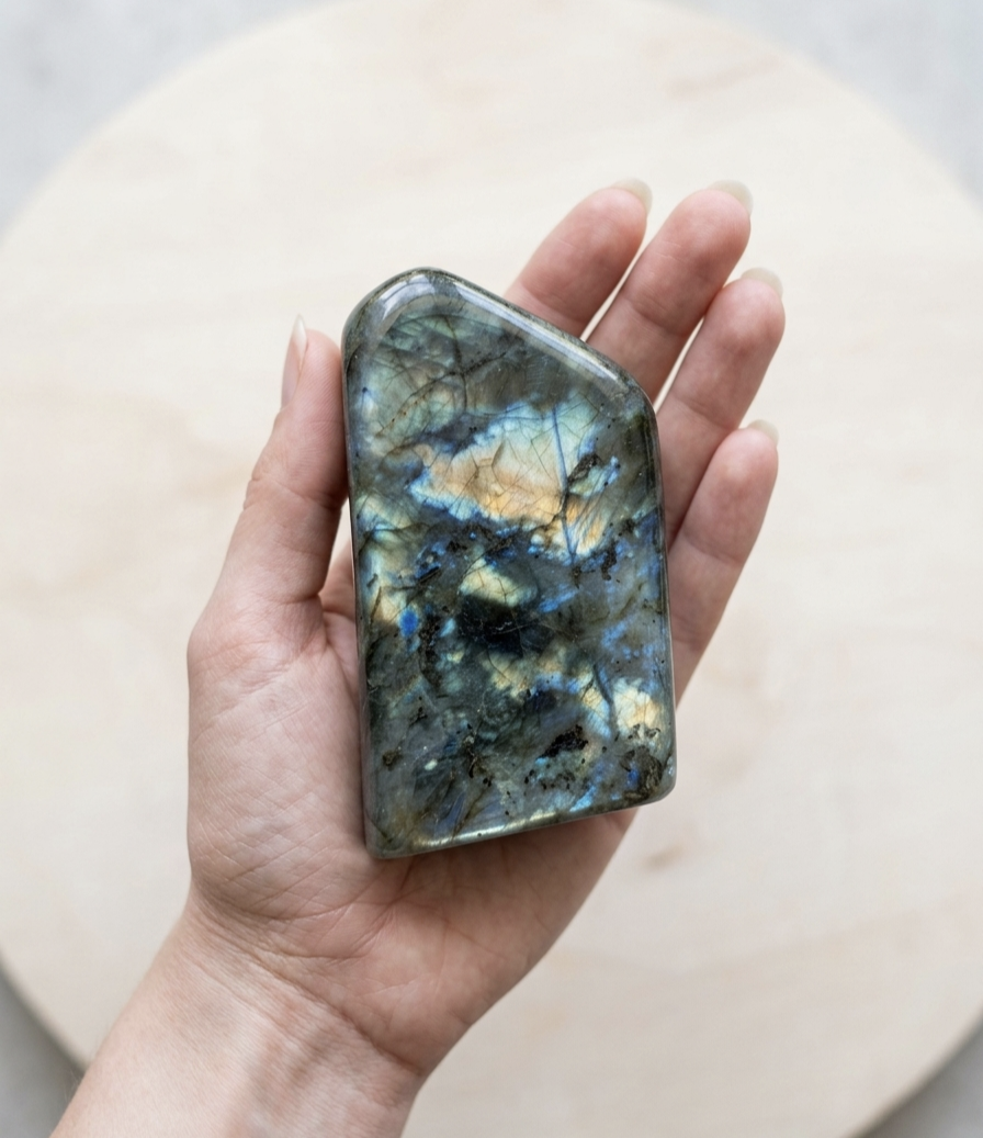 Labradorite Polida  (600g) (11x6 cms)