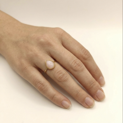Anel ajustável de aço com quartzo rosa (dourado)