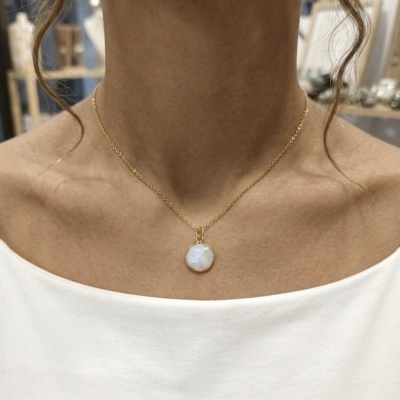Colar de aço com pingente quartzo branco