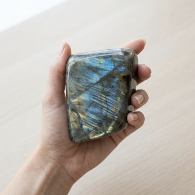 Labradorite polida (685g) (7x8 cms)
