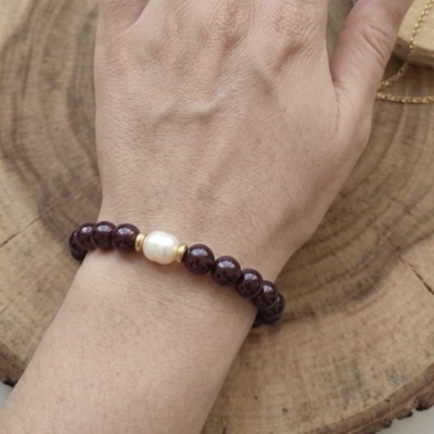 Pulseira de granada com pérola