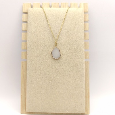 Colar de aço com pingente quartzo branco