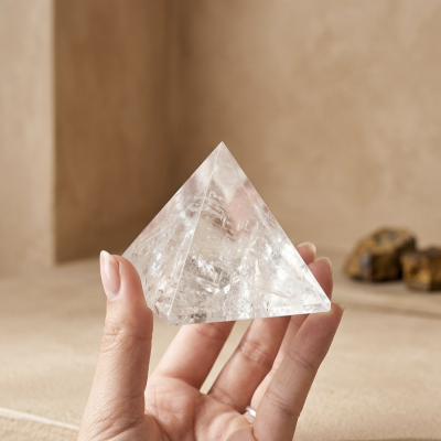 Pirâmide Quartzo Cristal (70x70mm)