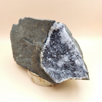 Drusa de ametista na matriz