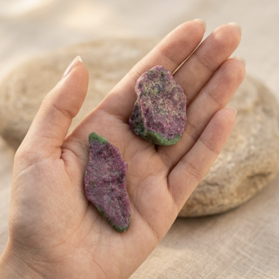 Zoisite rubi em bruto (3\4 cms)
