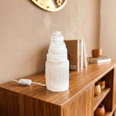 Candeeiro de Selenite: Luz e Limpeza Espiritual  20 cms