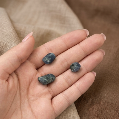Safira em bruto (0.8 a 1 cms)
