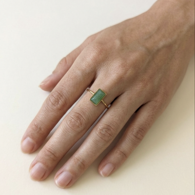 Anel ajustável de aço com quartzo verde (dourado)