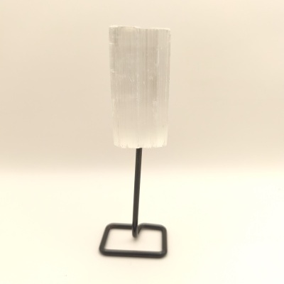 Selenite em bruto com suporte