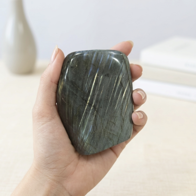Labradorite polida (520g) (9x6 cms)