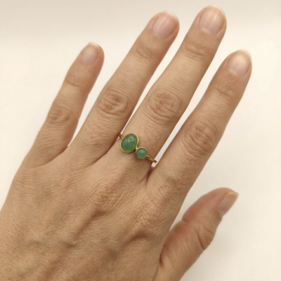 Anel ajustável de aço com quartzo verde (dourado)