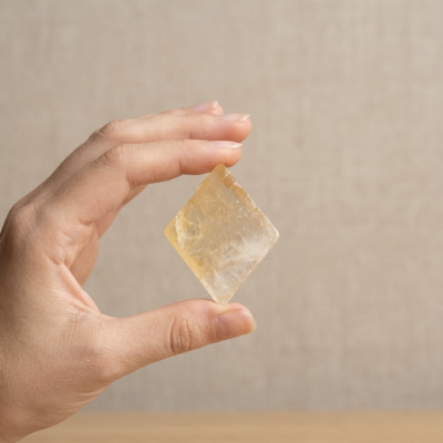 Calcite ótica amarela (45 x 40 mm)
