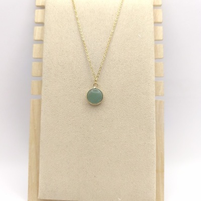 Colar de aço com pingente quartzo verde