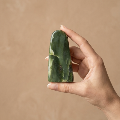 Jade Nefrite polida (170g) (9x4 cms)