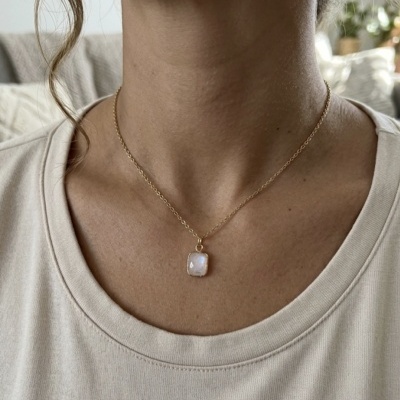 Colar de aço com pingente quartzo rosa