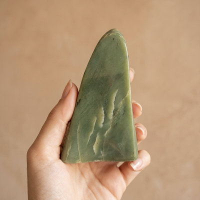 Jade Nefrite polida (445g) (14x7 cms)