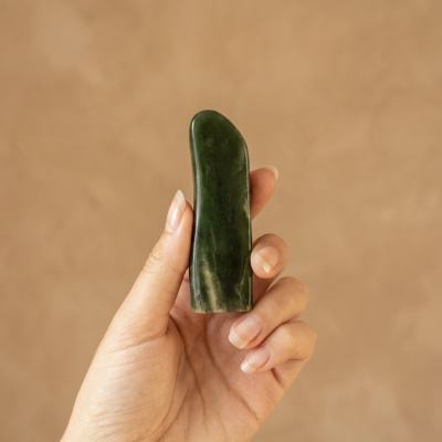 Jade Nefrite polida (110g) (9x2,5 cms)