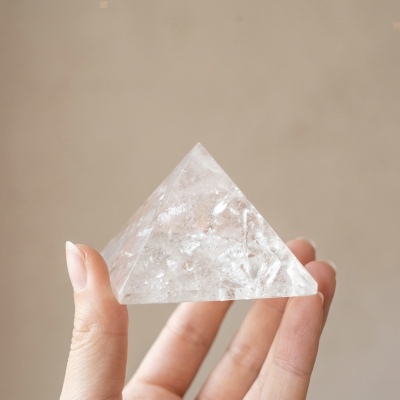 Pirâmide Quartzo Cristal (60x60mm)