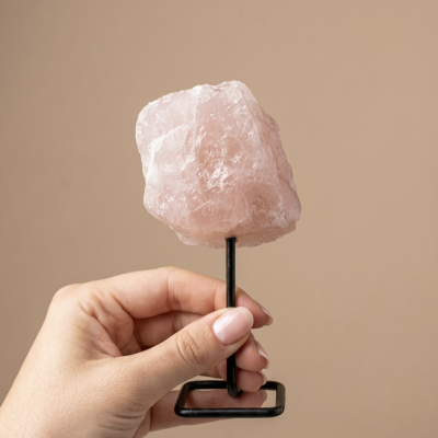 Quartzo rosa em bruto com suporte