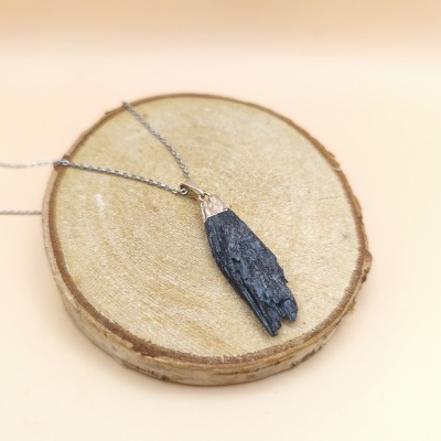 Colar Cianite Preta ( Vassourinha Bruxa )