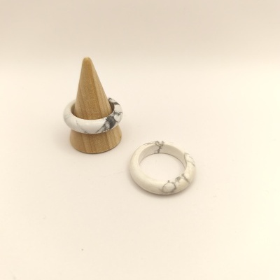 Anel de howlite branca