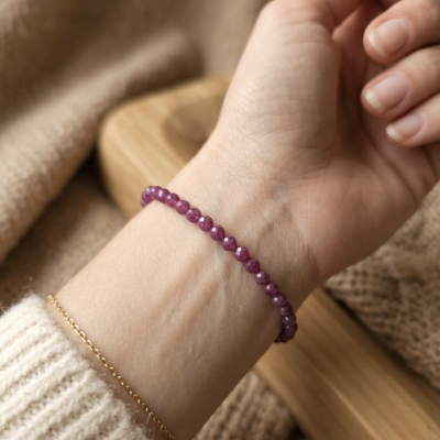 Pulseira de rubi multifacetada 4 mm