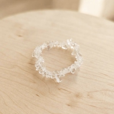 Pulseira de Quartzo Cristal Natural: Clareza e Luz  (Chips)