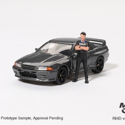 MINI GT NISSAN SKYLINE GT-R (R32) GUNMETAL  W/ MATSUDA FIGURE TSUGIO MATSUDA COLLECTION NO. 1 MGT00869-R