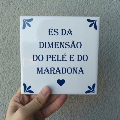 Azulejo "És da dimensão do Pelé e do Maradona"