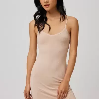 Combinete concebida para evitar a transparência de alguns vestidos