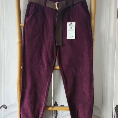 Calça estilo bombazina com folhinhos nos bolsos