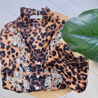 Camisa bordada animal print