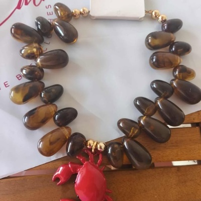 Colar pedras e caranguejo