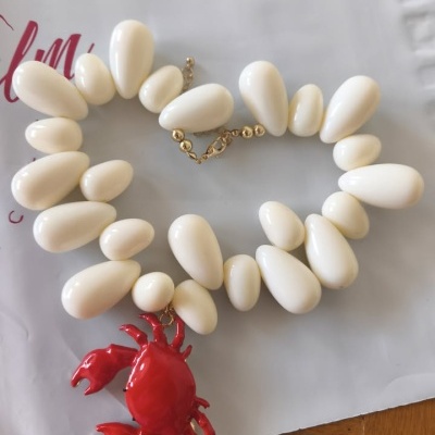 Colar pedras e caranguejo