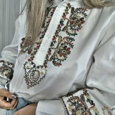 Blusa com detalhes e brilho