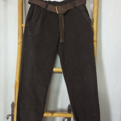 Calça estilo bombazina com folhinhos nos bolsos