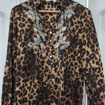 Camisa bordada animal print