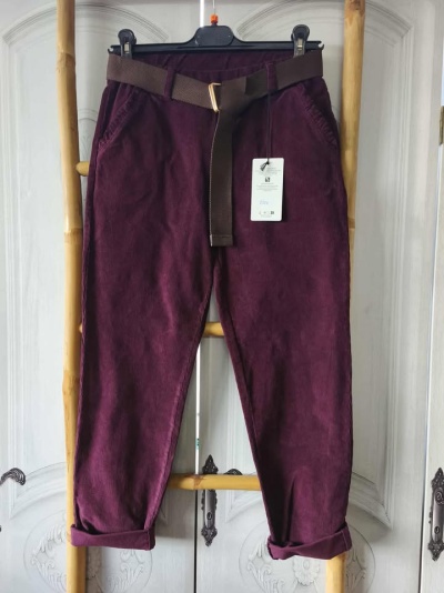 Calça estilo bombazina com folhinhos nos bolsos