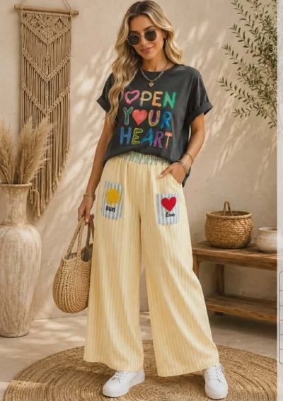 Calça com detalhes ❤️
