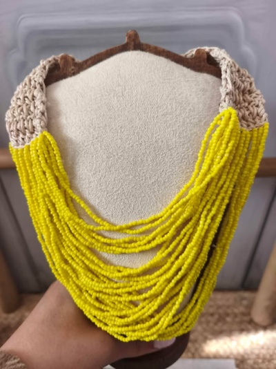 Colar missangas amarelo