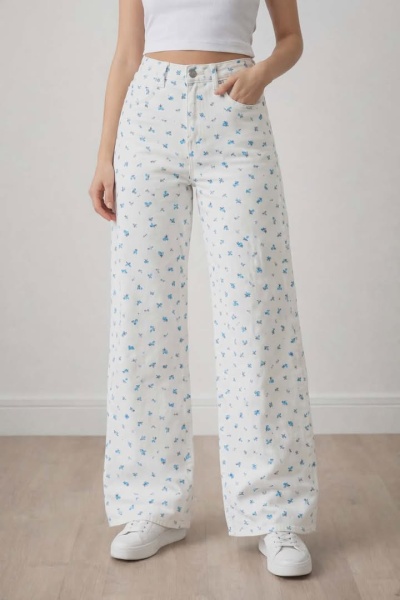 Calça de ganga clara com flores suaves