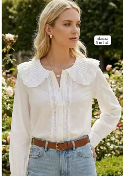 Camisa detalhes bordados e golinha