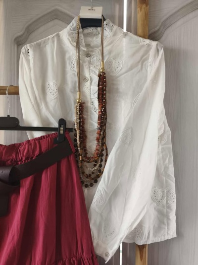 Camisa coracoes bordada