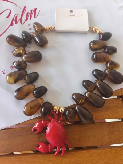 Colar pedras e caranguejo