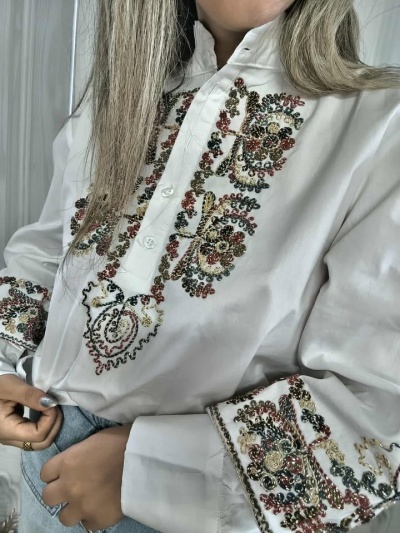 Blusa com detalhes e brilho