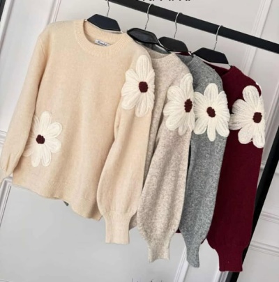 Malhas suaves com flor maxi com detalhe bordeaux