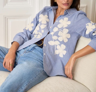 Camisa com detalhe floral