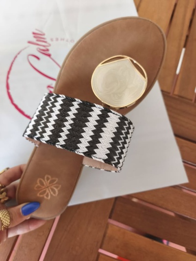 Chinelos preto e branco