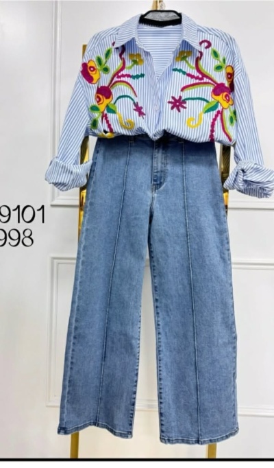 Jeans wide leg com detalhe risca
