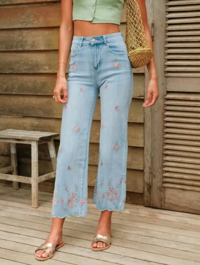 Calça bordada flores detalhe no tornozelo